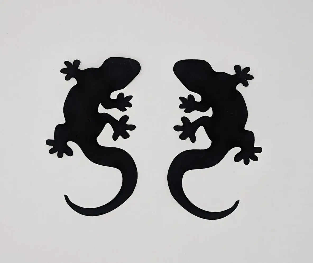 A pair of lizards are standing next to each other.